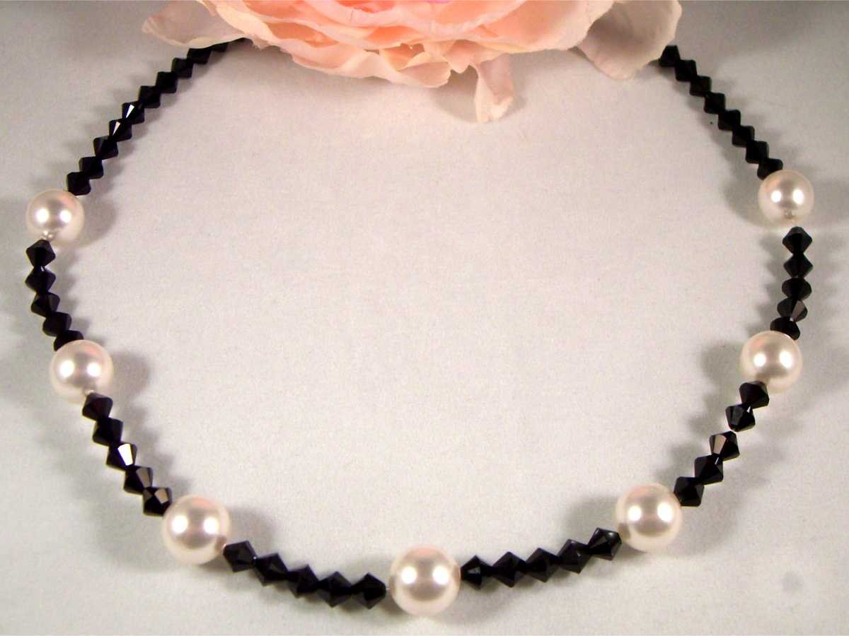 Pearls & Crystals Necklace made with SWAROVSKI ELEMENTS
