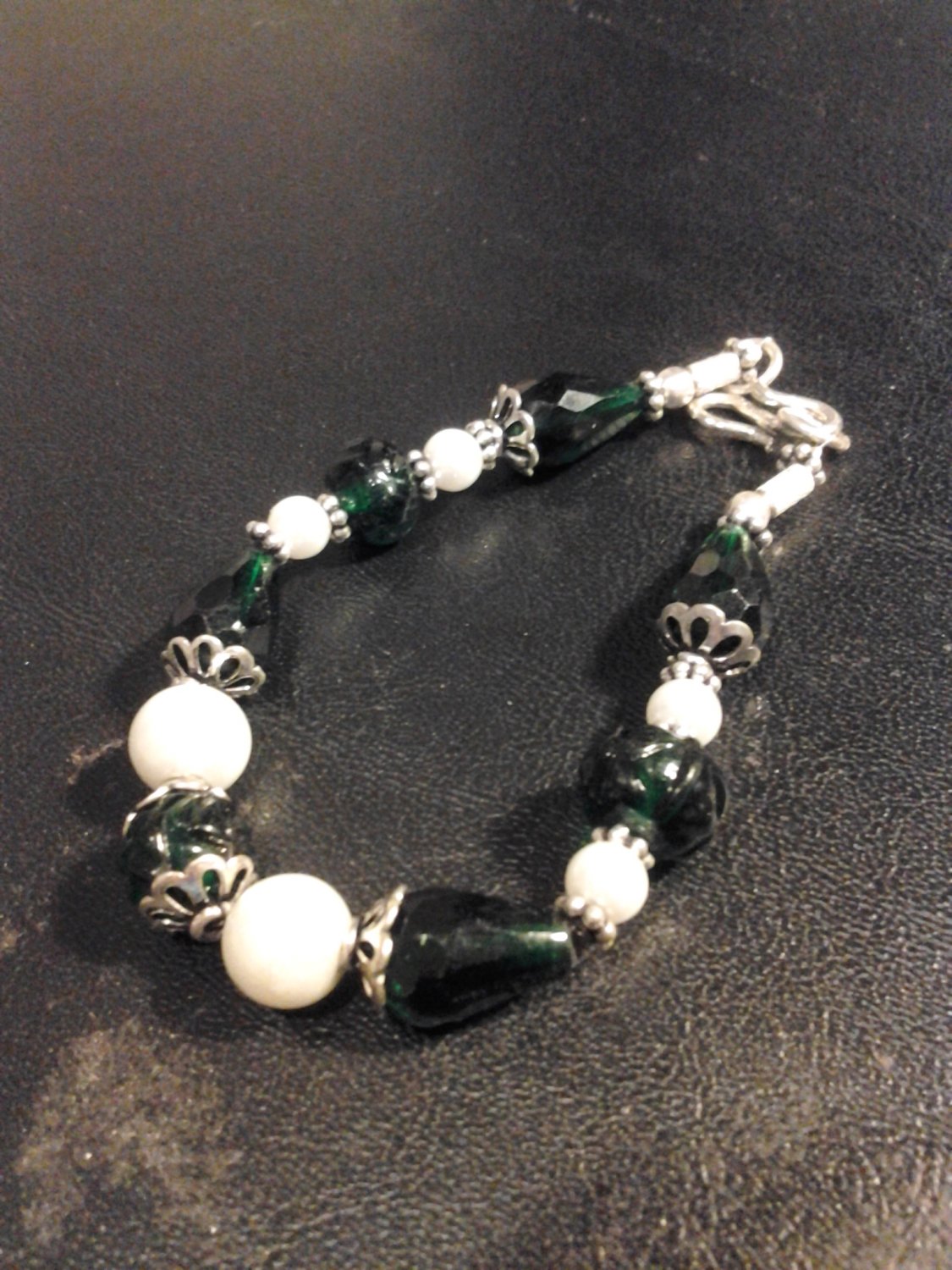 Brand New Beautiful Green Stone and White Elegant Pearl Bracelet