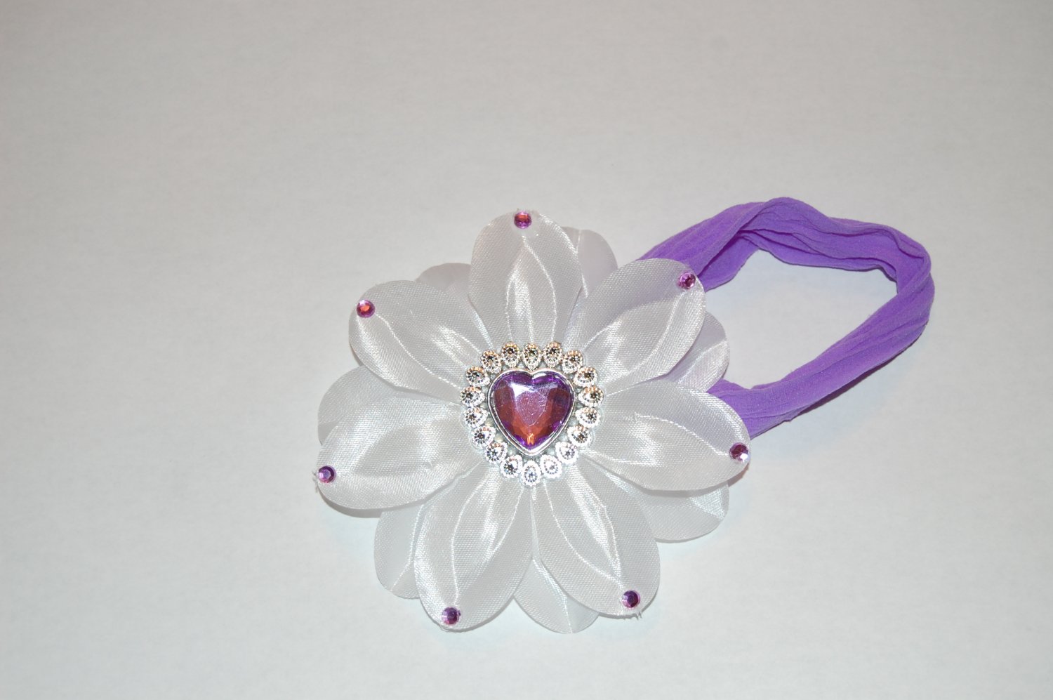 4" Lilly - Jeweled - Medallion Heart Center - White/Lavender Clip