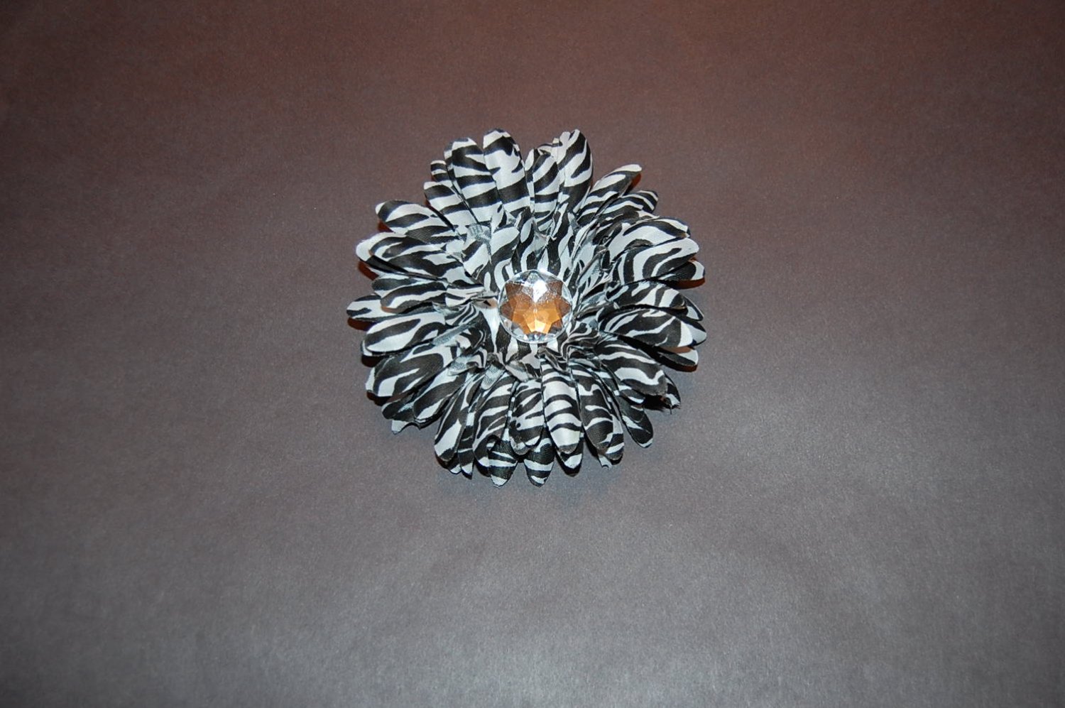 Stacked Zebra Daisy on Alligator Clip, Black/White