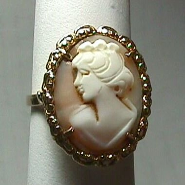 Gorgeous 1930's Ladies' 18K Gold Cameo Ring - Estate Piece