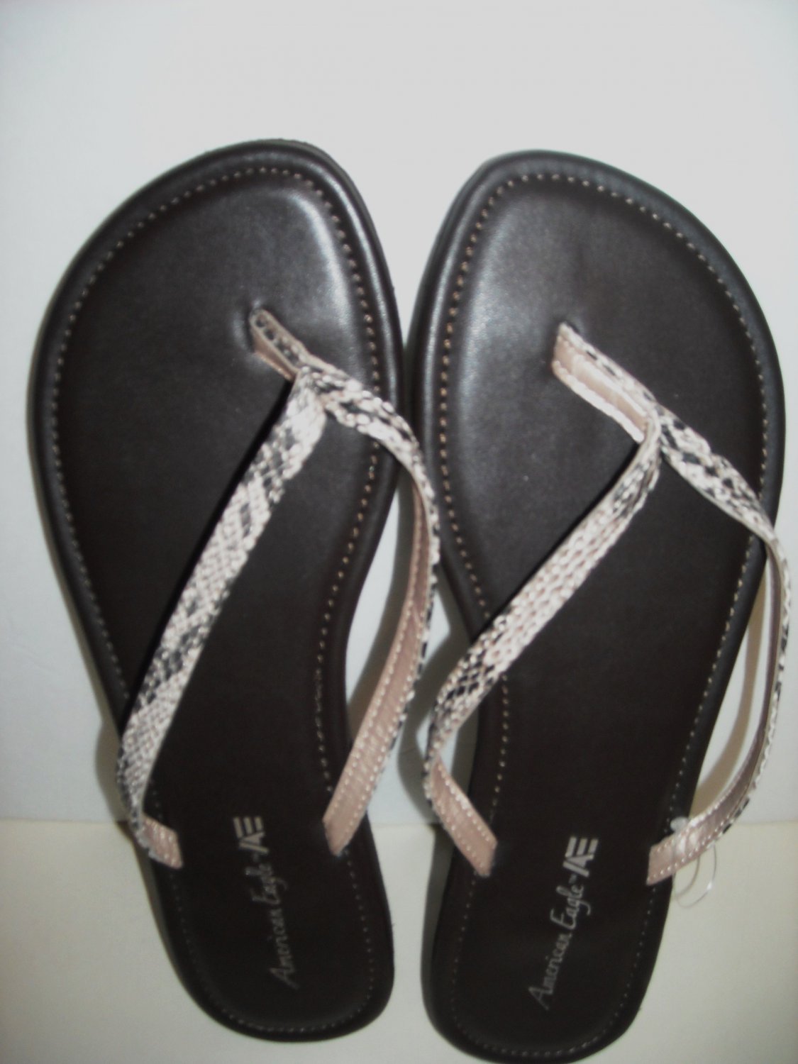 AMERICAN EAGLE FLIP FLOPS SIZE 10 (NEW)