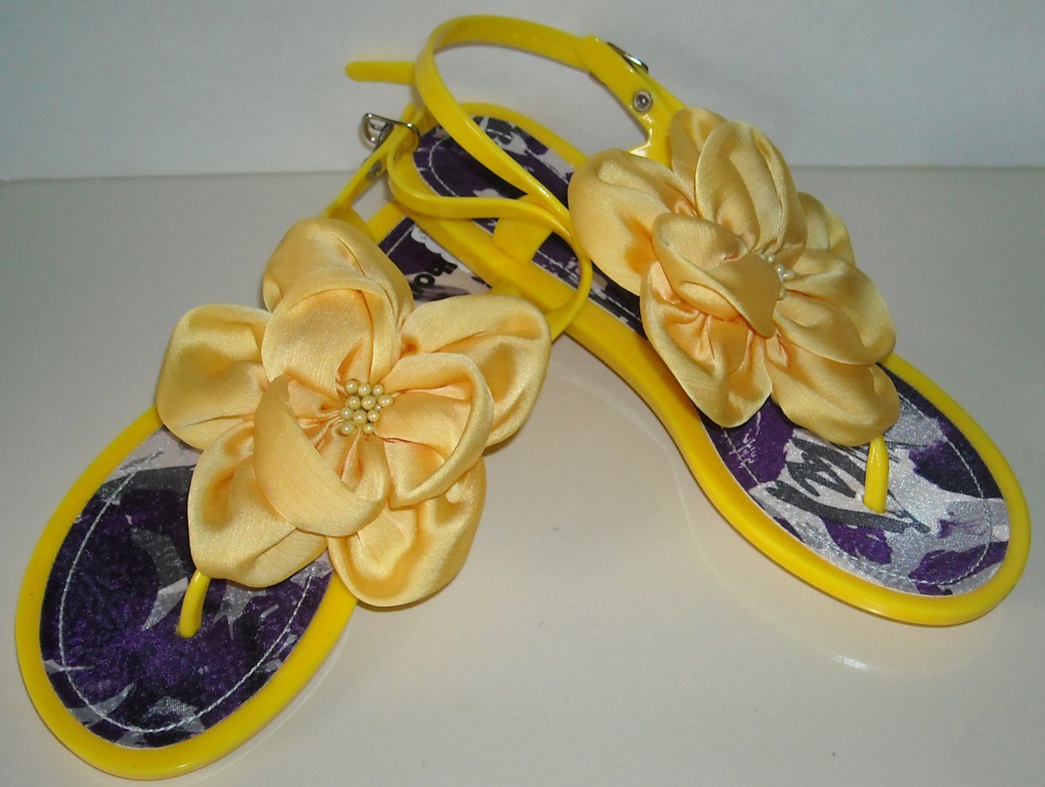 DOLL HOUSE YELLOW JELLY SANDALS SIZE 7 (NEW)