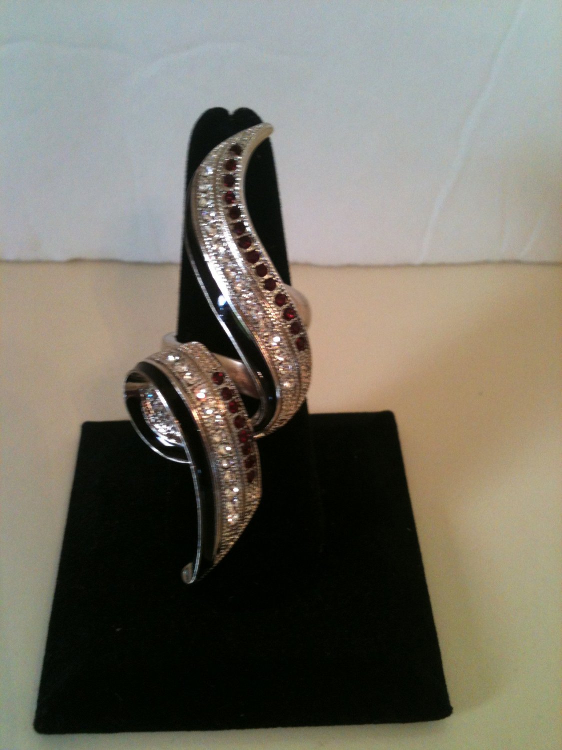 SILVER RING WITH BLACK ACCENT SIZE 6 (NEW)