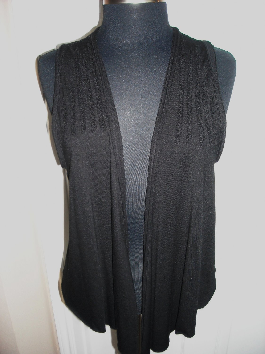 LEISURE LAYING BLACK VEST SIZE L