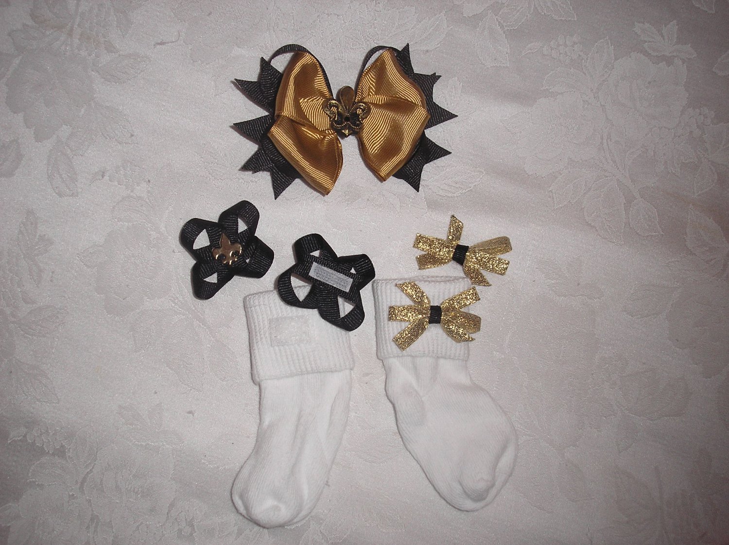 NFL N.O. SAINTS GIRLS 3.5" HAIRBOW W/ VELCRO SOCKS & CHANGABLE BOWS SZ 6-18 MOS