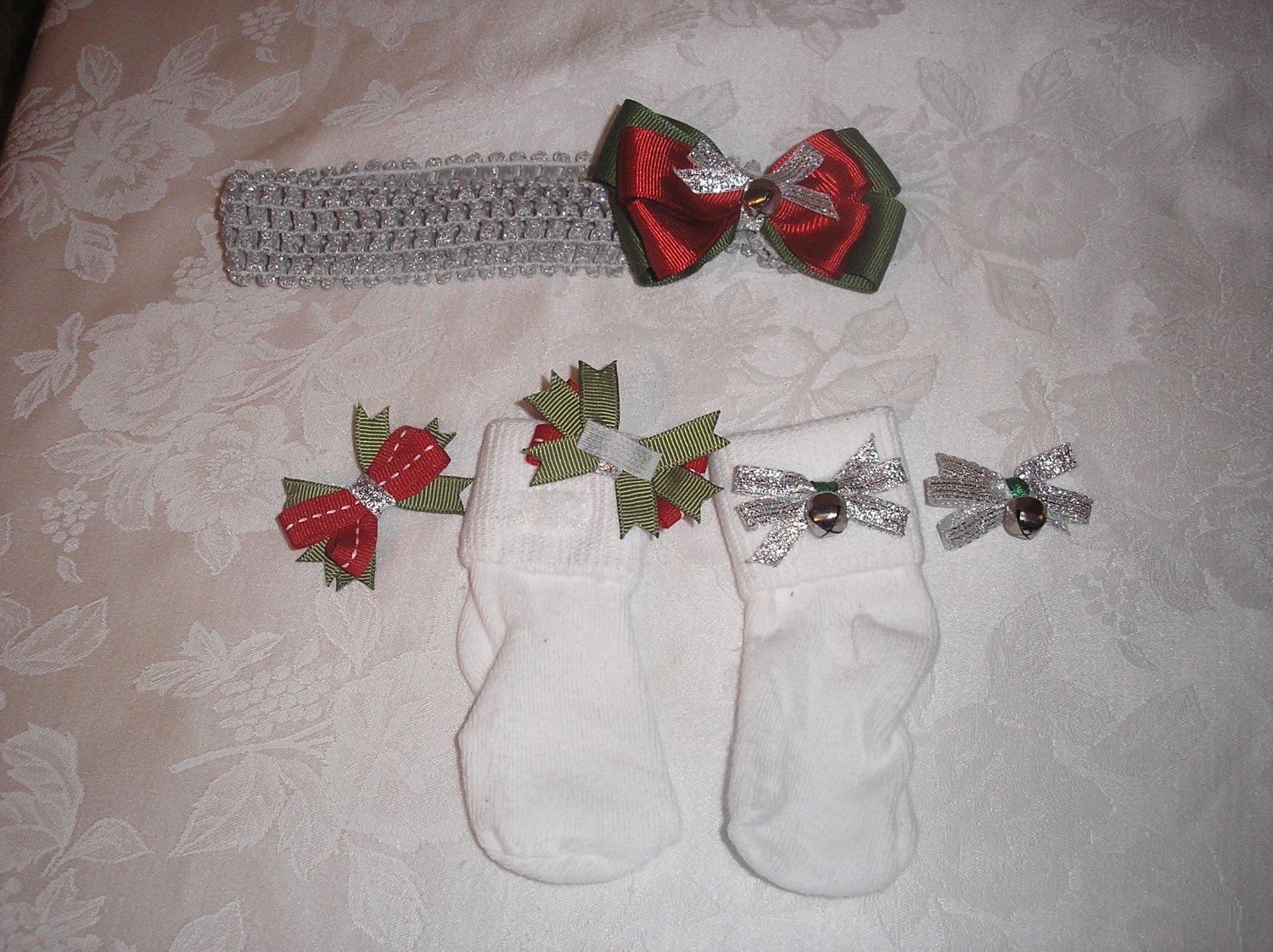 CHRISTMAS SILVER BELLS HEADBAND BOW W/MATHCING VELCRO SOCKS & BOWS SZ 6-18 M SET
