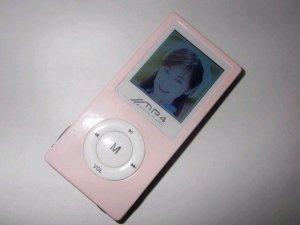 MP4 Player 4GB, 1.5-inch 65,000 Full-Color OLED - White