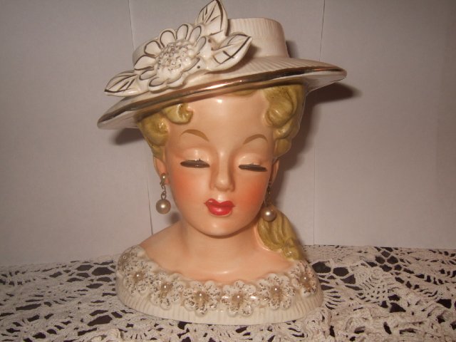 1959 Rubens Originals 500 White/Gold Headvase Six Inches Tall