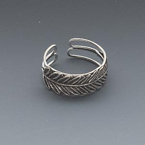 Antiqued sterling silver feather toe ring