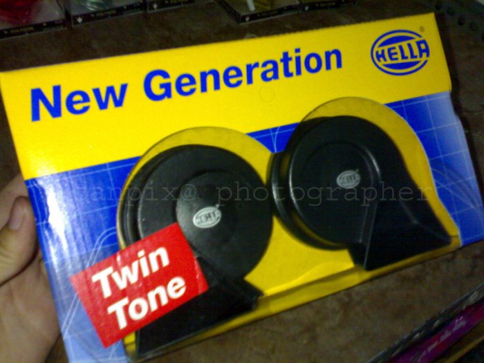 Hella Twin Tone Hond