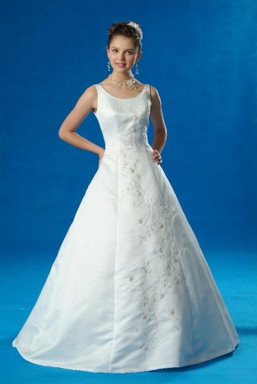 NEW FLATTERING WEDDING BRIDAL GOWN DRESS with RUM PINK EMBROIDERY SIZE 8