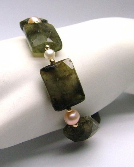 Laboradorite & Freshwater Cultured Pearl Bracelet