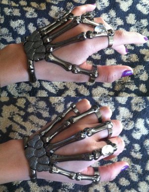 PEWTER w/CLEAR STONE SKELETON HAND BONE TALON CLAW SKULL BRACELET CUFF FINGER KNUCKLE RING
