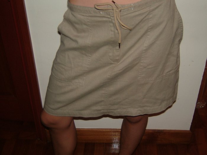 NY Khaki Skirt. (SIZE 4 (36), Girls, teens)