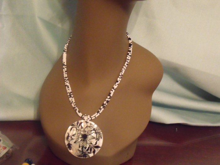 Black and white patterned necklace