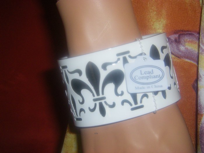 Fluer de lis cuff bracelet