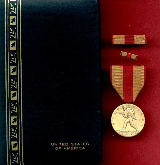 US Marine Corps Expeditionary medal in case with ribbon bar and lapel pin