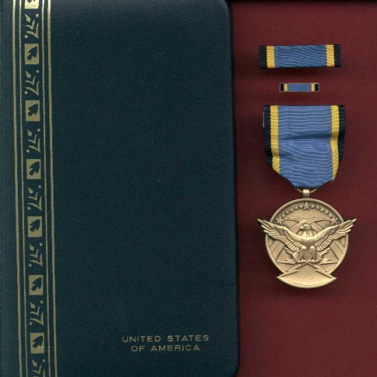 US Aerial Achievement medal in case with ribbon bar and lapel pin