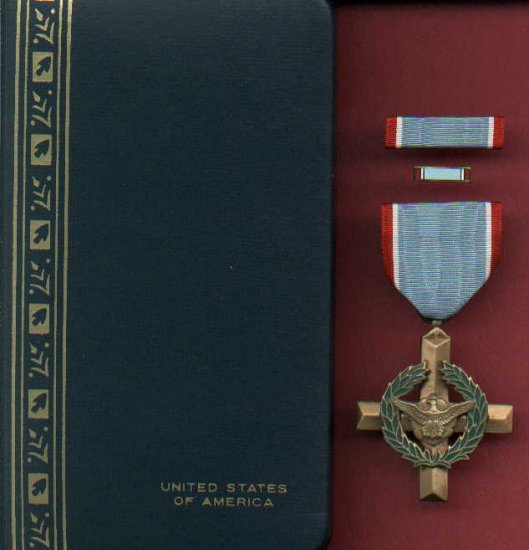 US Air Force Cross in case with ribbon bar and lapel pin USAF