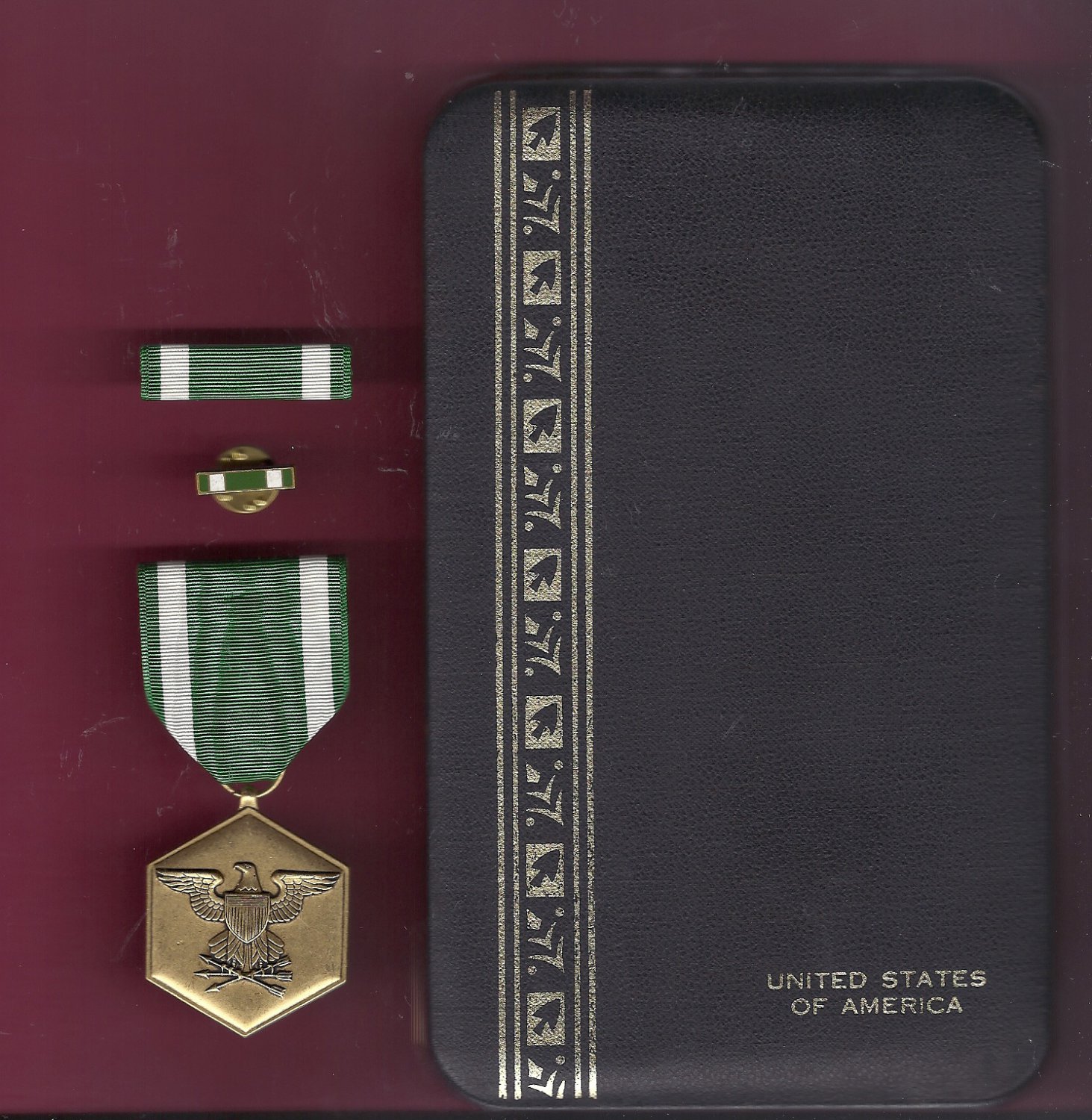 Navy Commendation medal in case with ribbon bar and lapel pin