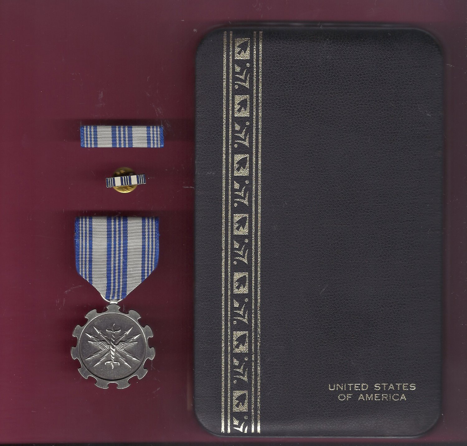 USAF Air Force Achievement medal in case with ribbon bar and lapel pin
