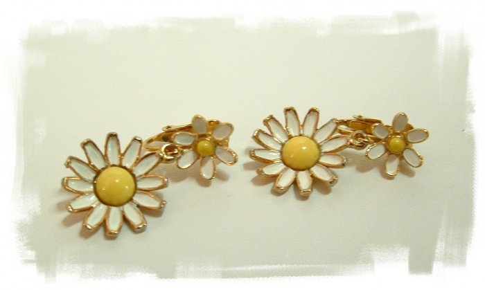 Vintage Pretty Daisy Dangle Clip Earrings Signed Weiss