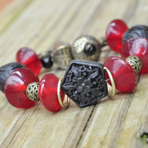 Bracelet indian asian inspired in brass, glass and cinnebar
