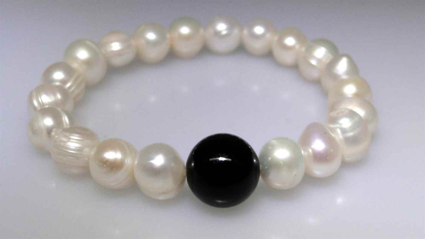 White Freshwater pearl bracelet with a Black Onyx focal bead