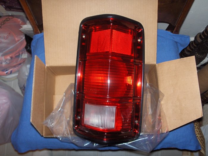 DODGE PICK UP 87 88 89 90 91 92 93 REAR LAMP Right rear light