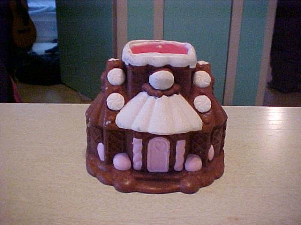 AVON GINGERBREAD HOUSE SCENTED CANDLE