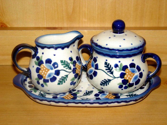 Polish Pottery Sugar and Creamer Jenny Flower with matching Holding Plate, Boleslawiec