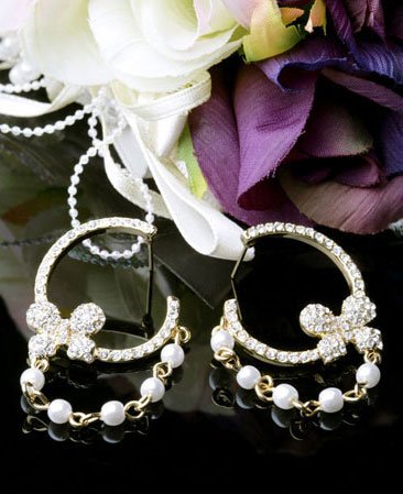 Clue Petite Ribbon White Pearl Earrings