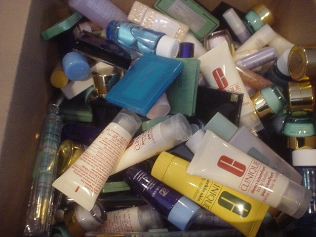 100 PIECES CLINIQUE, ESTEE LAUDER AND LANCOME GWPS