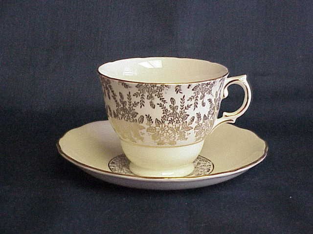 Royal Vale Made in England Cup & Saucer --- FREESHIPPING --- Memory Lane Collectibles