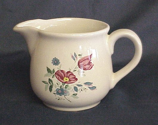 Lovely Vintage Creamer - Memory Lane Collectibles --- FREE SHIPPING ---