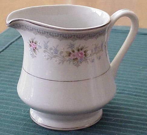 Wellin Creamer in Rhoda Pattern - Made in Japan --- FREE SHIPPING --- Memory Lane Collectibles