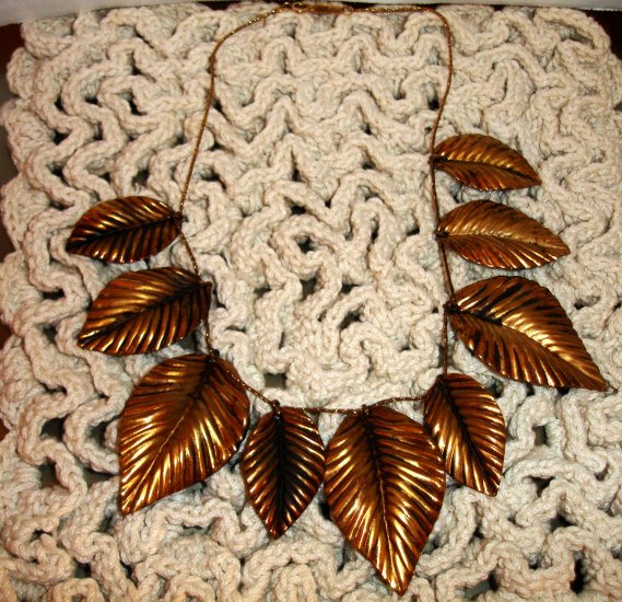 Signed NAPIER BeautifulGold leaves necklace