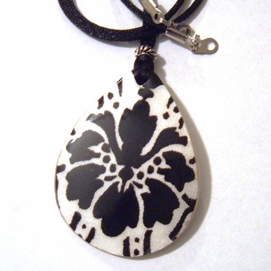 BLACK ON WHITE SHELL NECKLACE #38