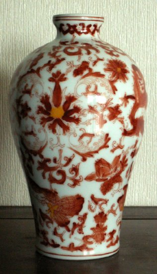 CHINESE PORCELAIN VASE