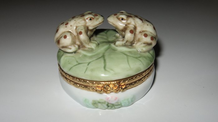 Vintage Porcelain Double Frog Jewelry Box