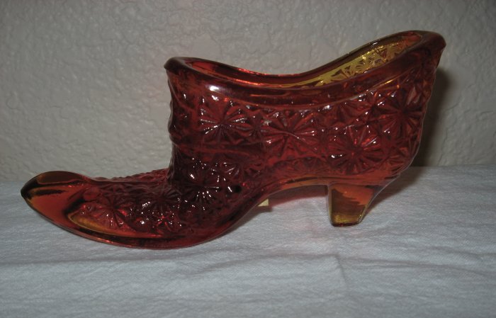 Red Button and Daisy Glass Shoe (L. E. Smith).