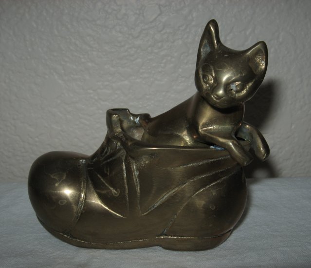 Brass Shoe w/Cat Inside.