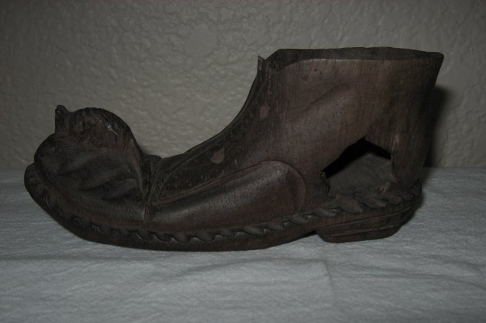 Uniquely Carved Wooden Show w/Mouse on Toe (Ecuador).