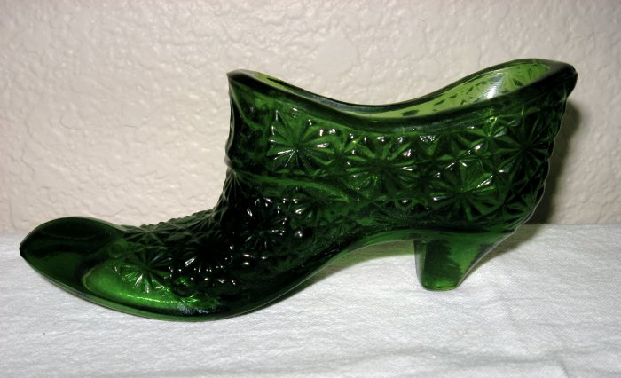 Green Button and Daisy Glass Shoe (L. E. Smith).