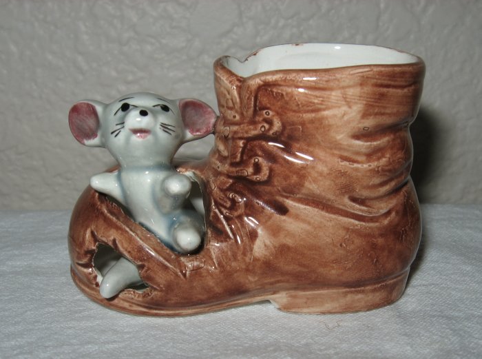 Brown Shoe w/Mouse in Toe (Japan).