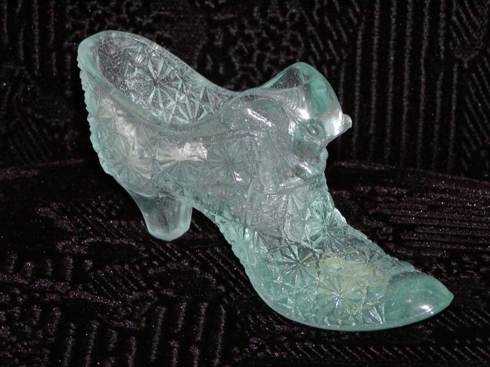 Fenton Light Aqua Daisy Button Cat Glass Slipper.