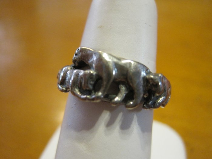 Silver Panther with Two Cubs, Ring