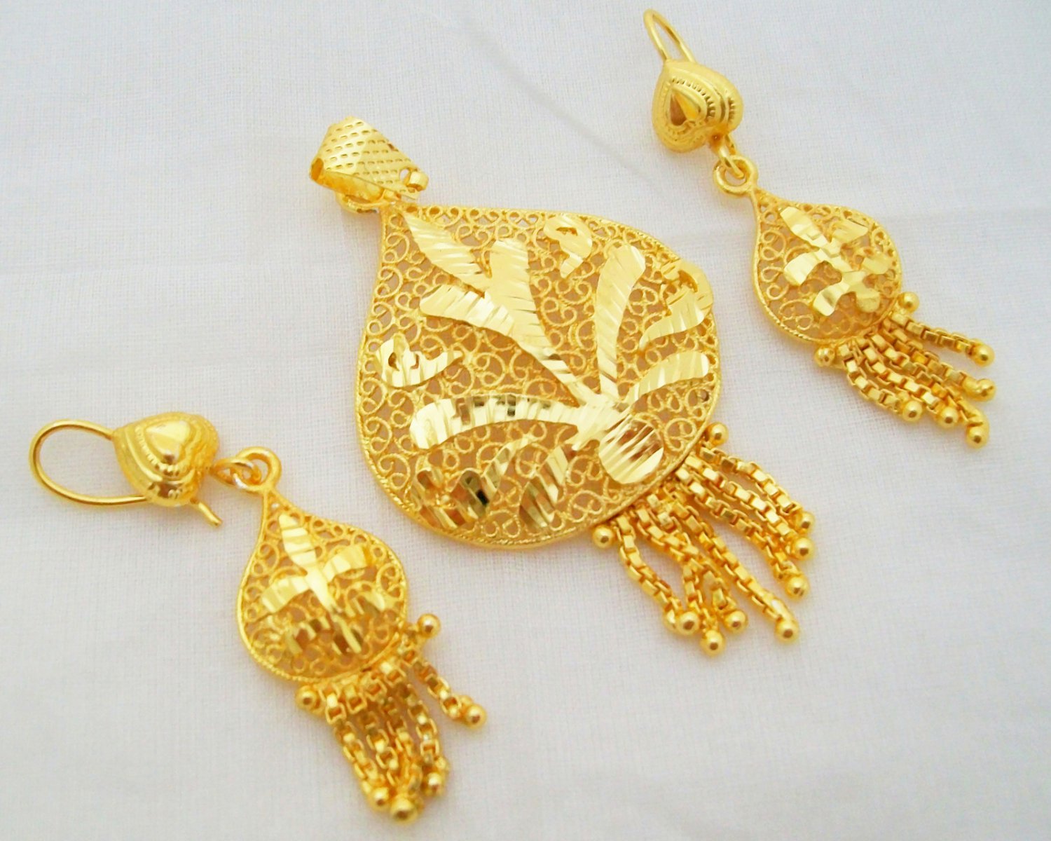 Leaf Design Filigree Gold Plated Pendant Earring Set
