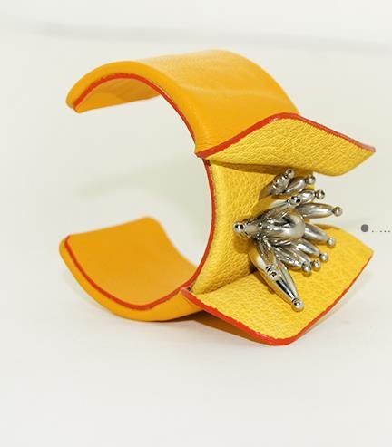 T Taiwan exquisite jewelry leather bracelet yellow painted black elastic adjustable free shipping